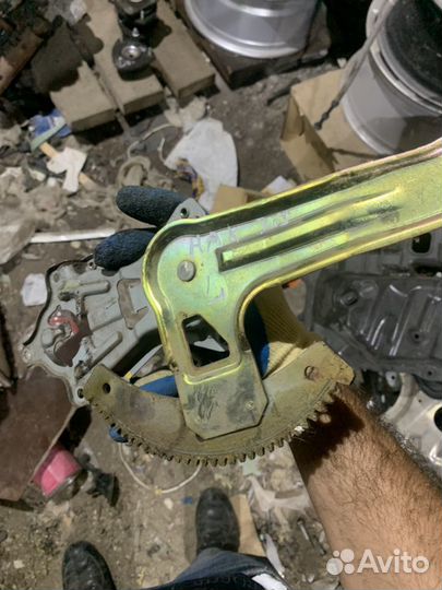 Задний левый стеклоподъемник Ниссан Альмера Класси