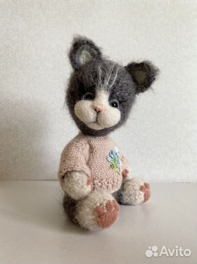 Вязаный котик игрушка в стиле Тедди