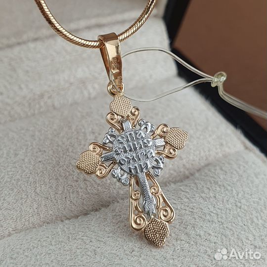 Крест из комбинированного золота