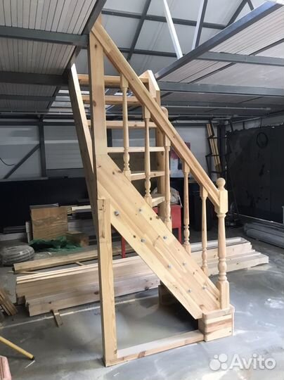 Лестница деревянная поворотная