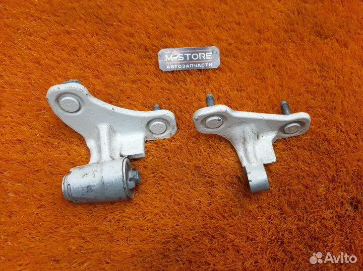 Петля двери передняя правая Mercedes-Benz E-Class