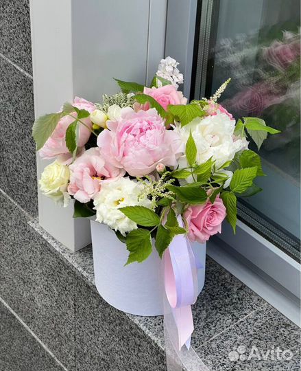 Цветы в шляпных коробках и классические букеты