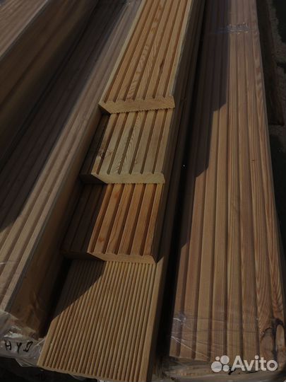 Наружные постройки с досками из лиственницы