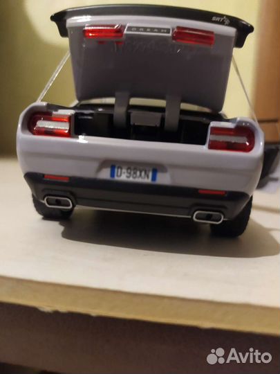 Машинка Dodge Challenger Hellicat SRT 1:32