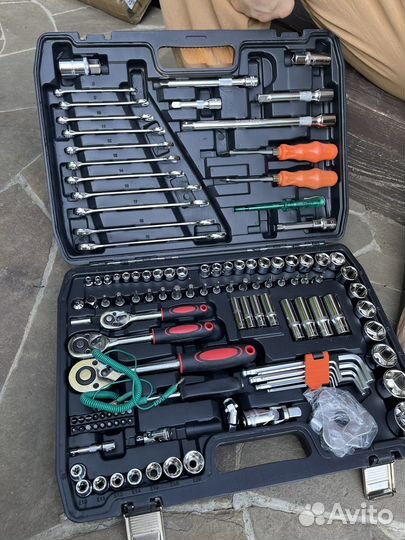 Набор инструментов для авто в чемодане 121
