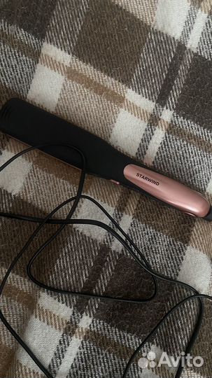 Выпрямитель волос StarWind SHC 7050