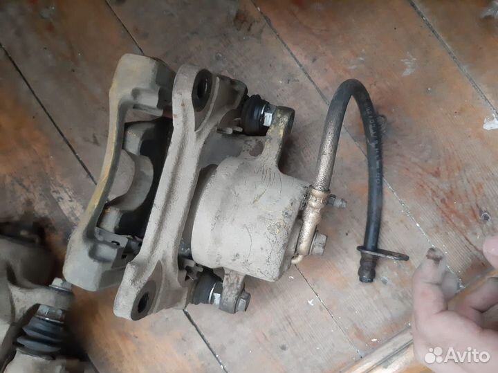 Суппорта передние на Toyota Caldina AZT246W