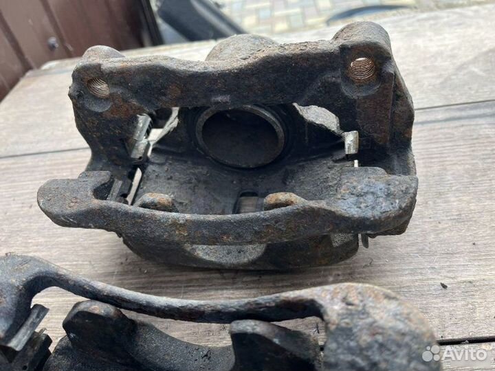 Тормозной суппорт передний Nissan Qashqai J10 1.6