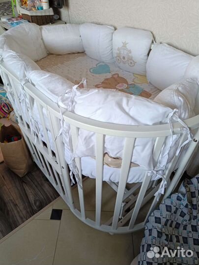 Детская кроватка с маятником