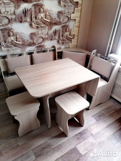 Кухонный уголок со столом