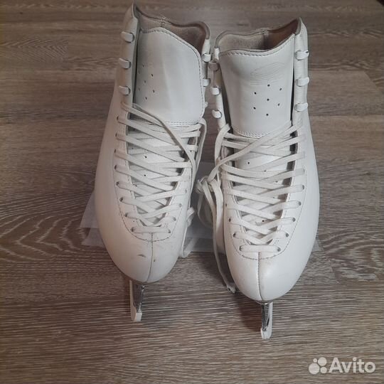 Фигурные коньки edea 240