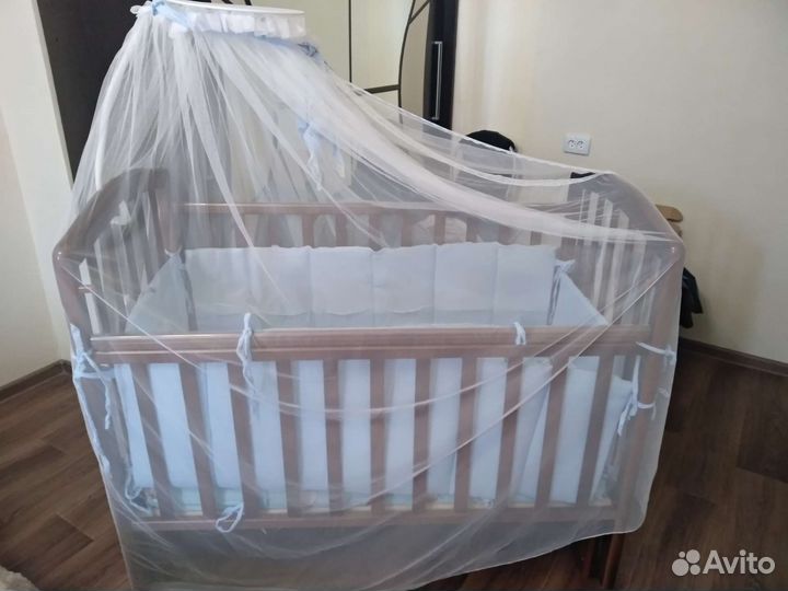 Детская кроватка с маятником