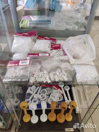 Крючки, кронштейны, кольца др на карнизы (гардины)