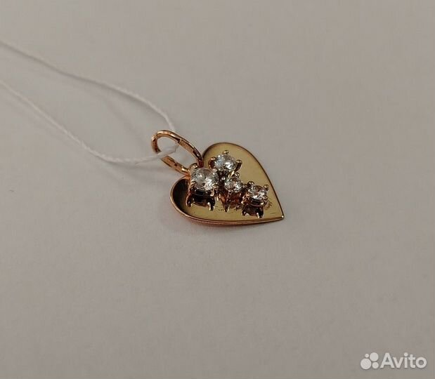 Золотая подвеска с камнем