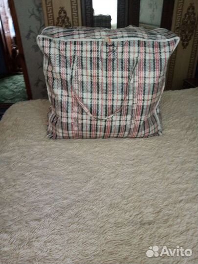 Большая сумка вещей женских и падростковых