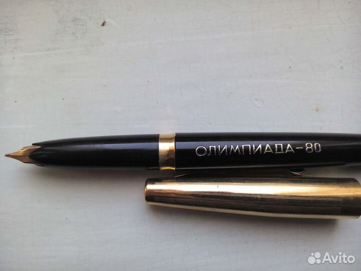 Ручка с золотым пером 