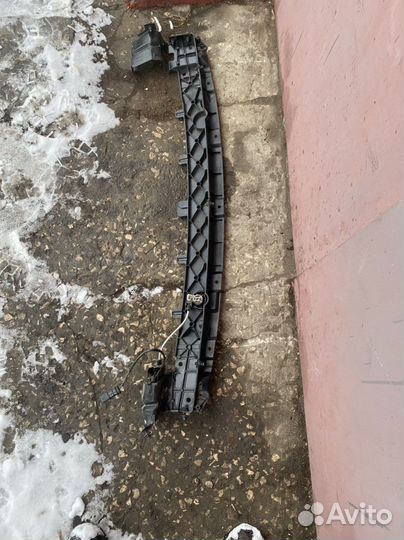 Кронштейн передней рамки радиатора Volvo XC90