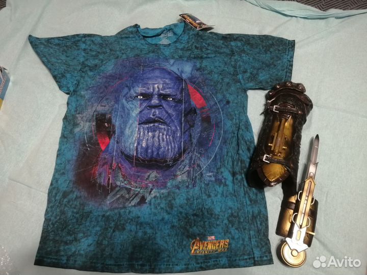 Танос из Мстителей, футболка и рука