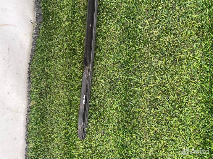 Уплотнитель стекла двери передний правый