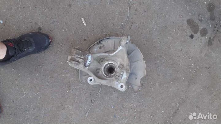 Кулак.левый рено логан 2