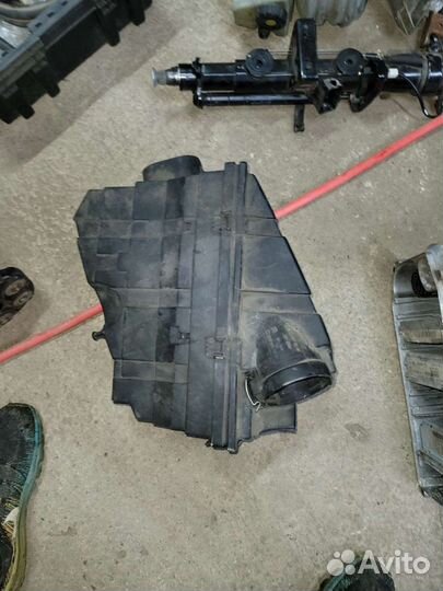 Корпус воздушного фильтра на Мерседес 140