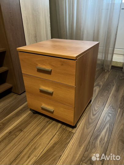 Стол стул тумбочка