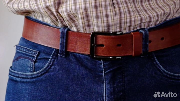 Ремень кожаный коричневый с черной пряжкой