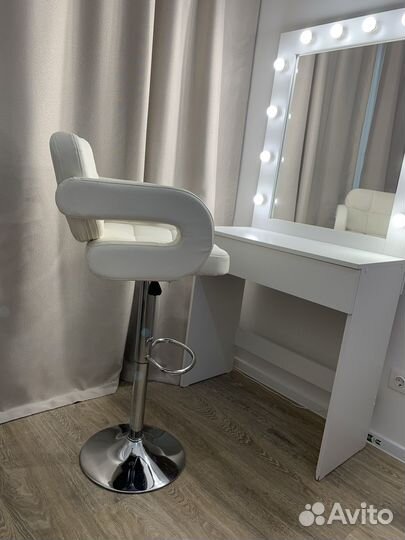 Столик для визажиста с подсветкой и кресло