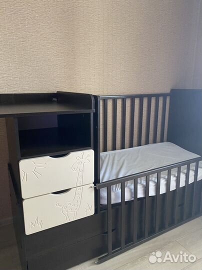 Детская кроватка с маятником и ящиком