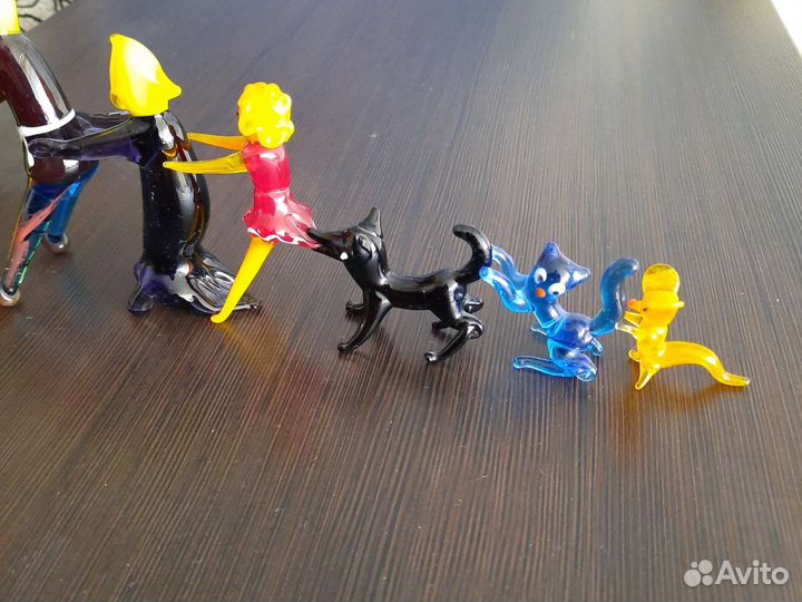 Статуэтки, фигурки из цветного художественного ст