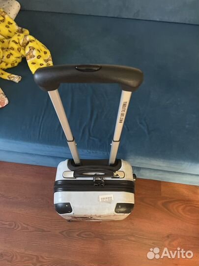 Детский чемодан на колесиках