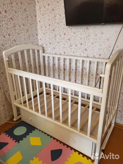 Детская кроватка с маятником белая