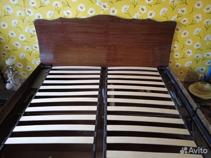 Кровать