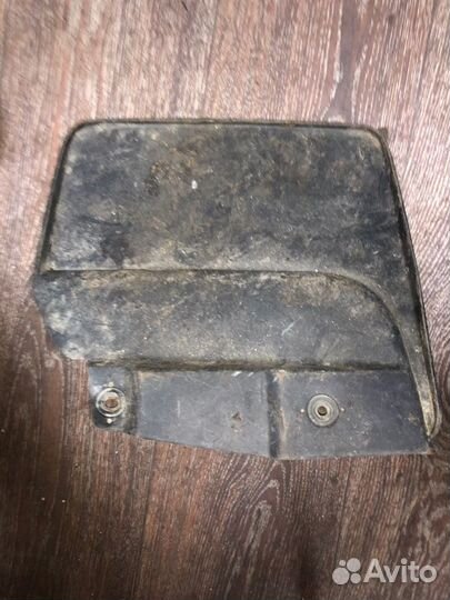 Брызговик передний правый Toyota Land Cruiser FJ80