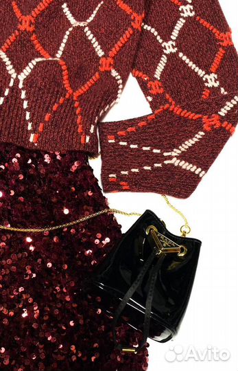 Кардиган Chanel, юбка YSL, обувь Dior