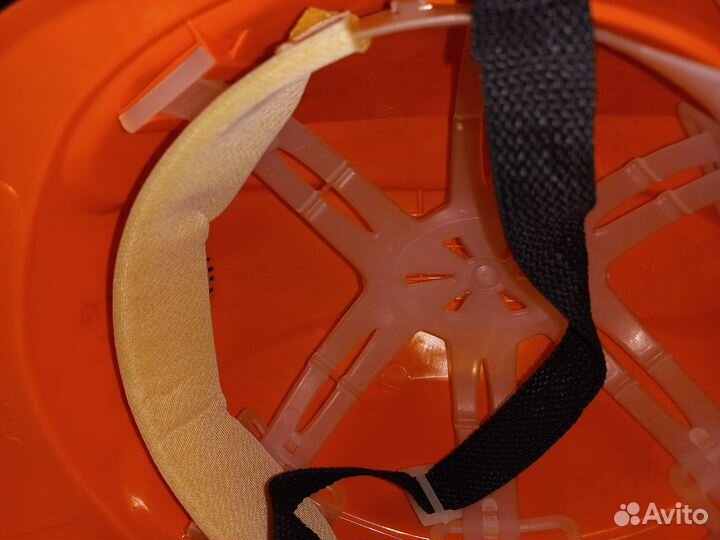 Каска и пояс предохранительный