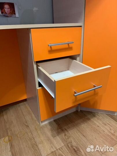 Кровать чердак со столом и шкафом