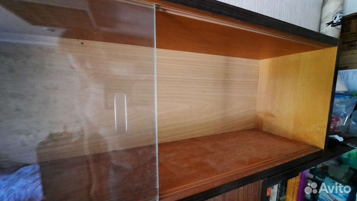 Книжные полки со стеклом (2 штуки)