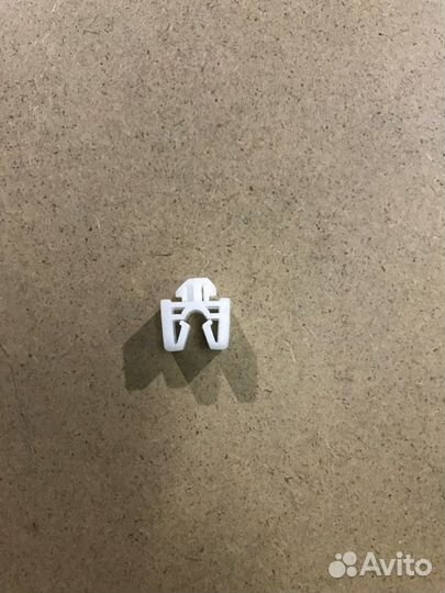 Клипса сиденья Isuzu Elf