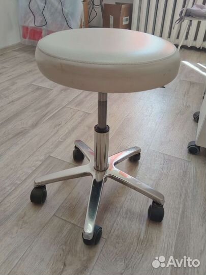 Стул для мастера маникюра