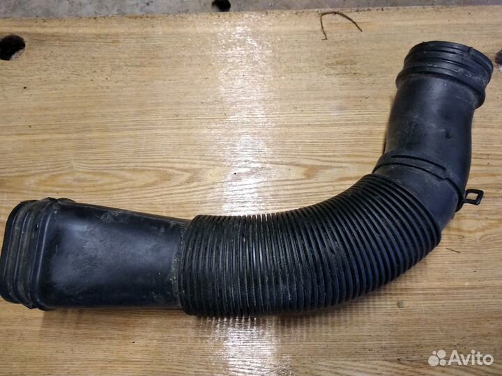 Воздушный патрубок Skoda Rapid