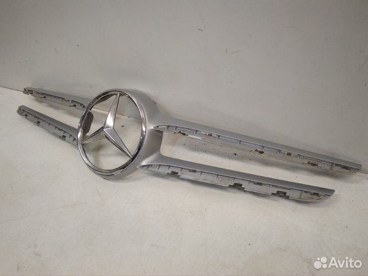 Накладка решетки радиатора Mercedes-Benz C-Class