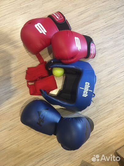 Боксерские перчатки, шлем