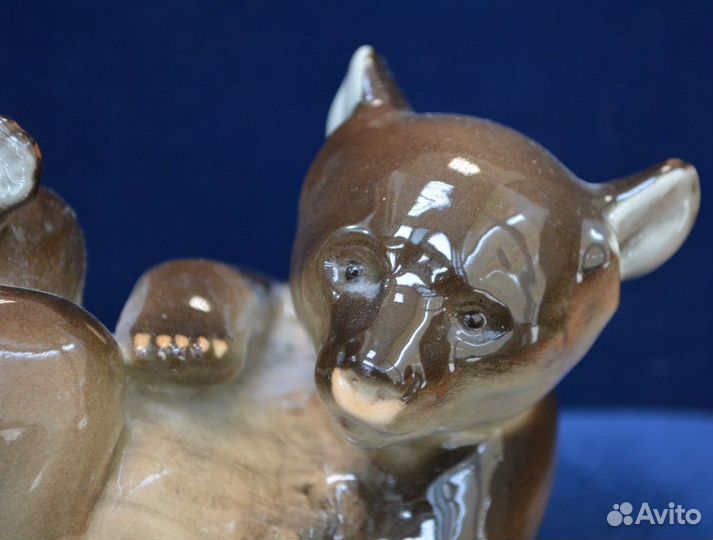 Фарфоровая статуэтка- лежащий медвежонок. лфз