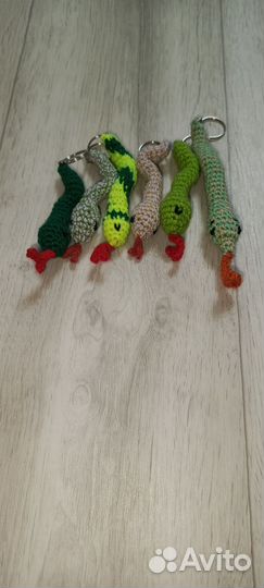 Вязаный брелок змейка
