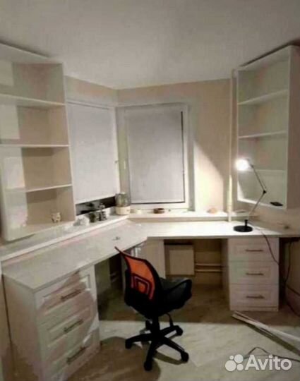 Рабочая зона у окна