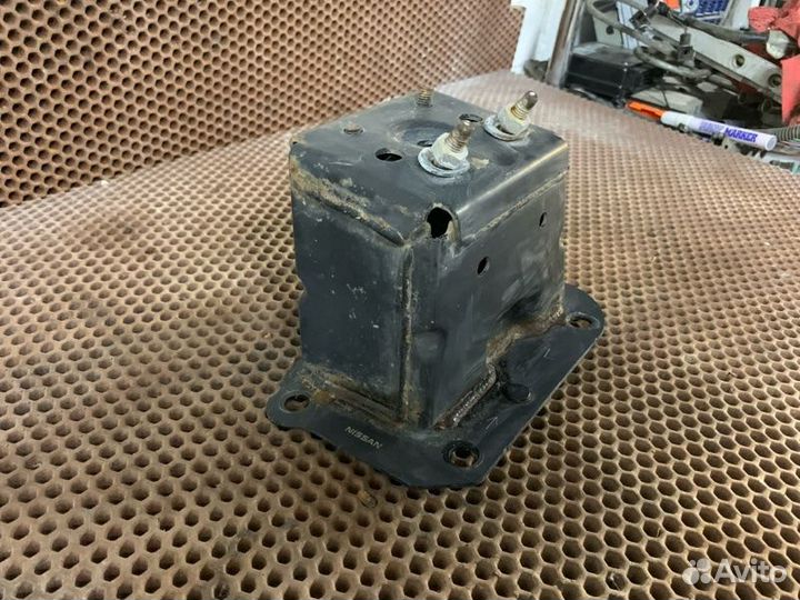 Кронштейн усилителя бампера передний левый Nissan