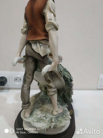 Фарфоровая статуэтка 