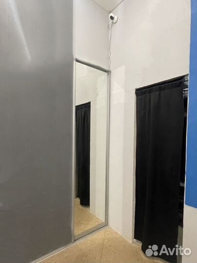 Сотрудник в пункт выдачи заказов