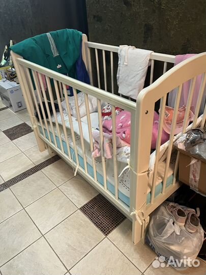 Детская кроватка с маятником